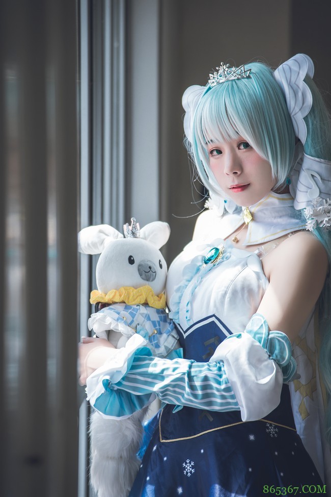 cos:海蓝色长发的初音场照。
