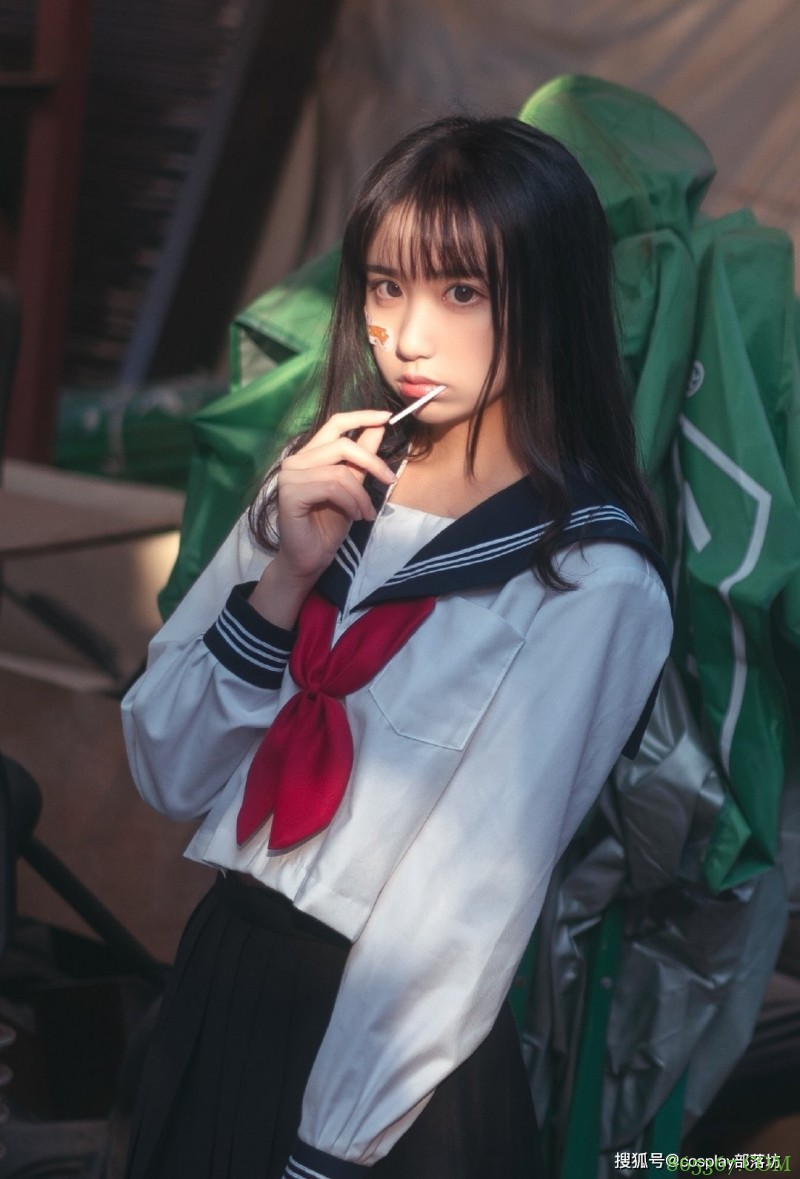 JK少女:在阳台上偷吃一颗糖