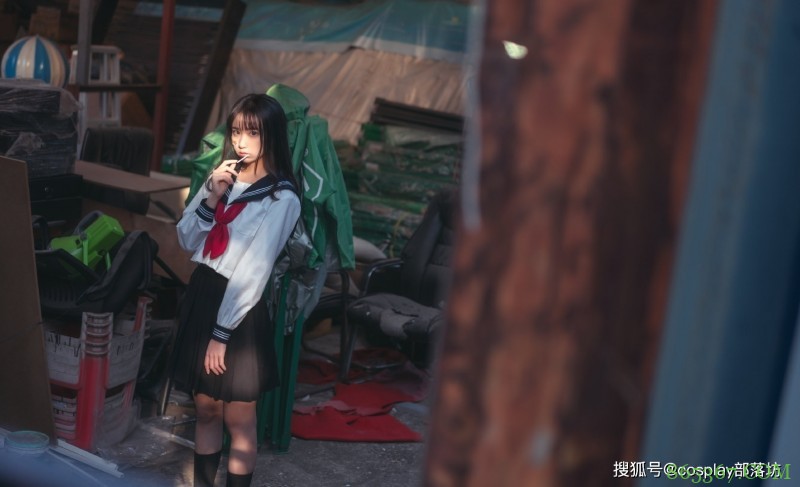 JK少女:在阳台上偷吃一颗糖