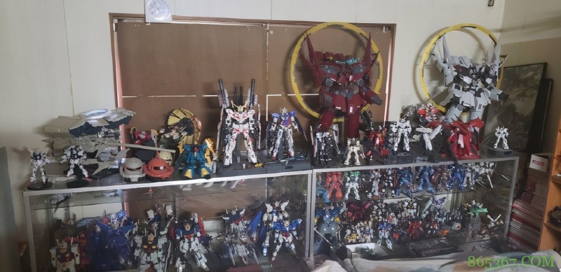 高达爱好者分享收藏，花20年做了1600个模型，密集恐惧慎点