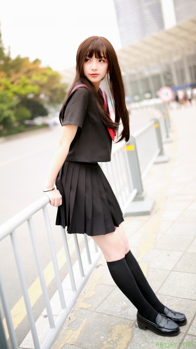 冷酷眼神，搭配忧郁气质的JK少女。