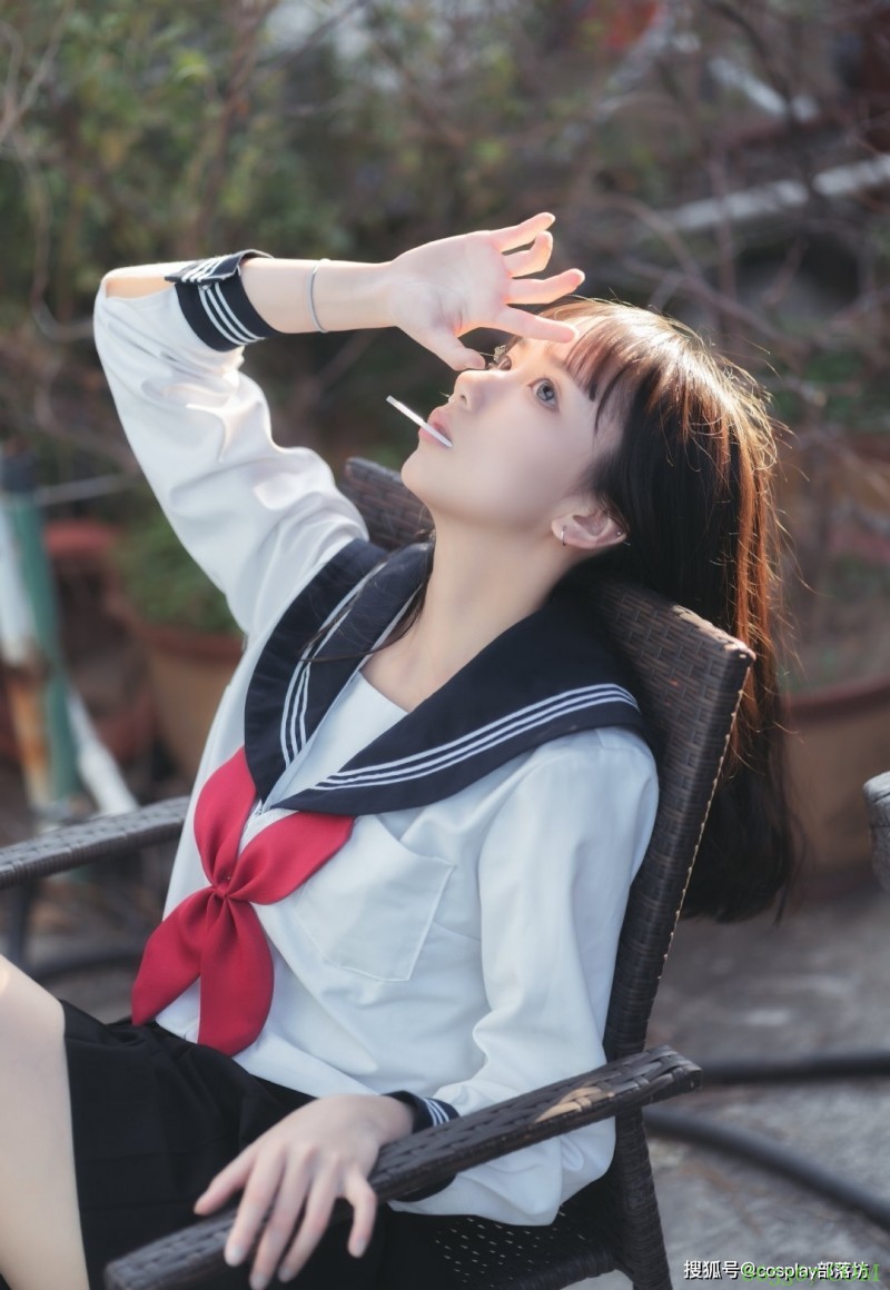 JK少女:在阳台上偷吃一颗糖