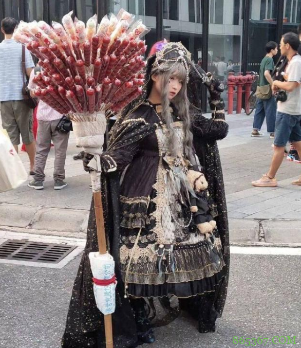 之前那个穿LO装送外卖的小姐姐又整新活,蓝色的LO装外卖服也来了