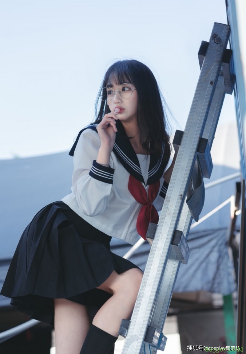 JK少女:在阳台上偷吃一颗糖