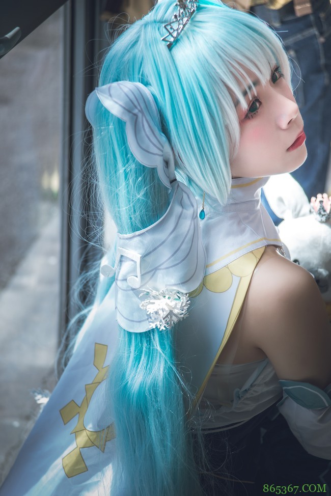 cos:海蓝色长发的初音场照。