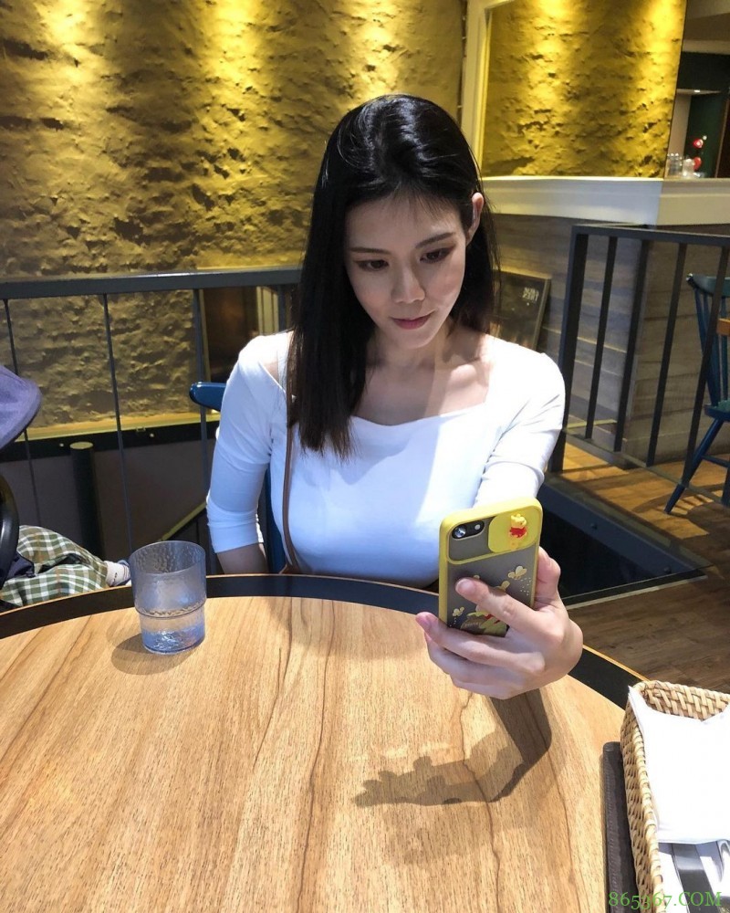 球场边最美的风景!PLG职篮转播惊见「口罩辣妹」 神出是性感地方妈妈