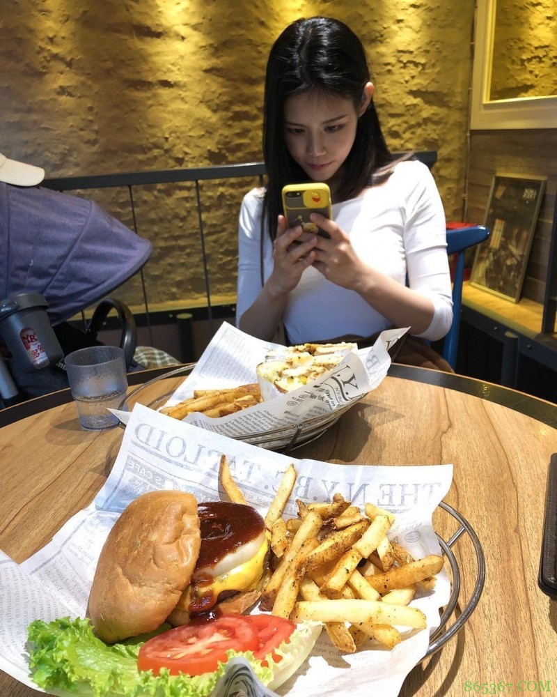 球场边最美的风景!PLG职篮转播惊见「口罩辣妹」 神出是性感地方妈妈