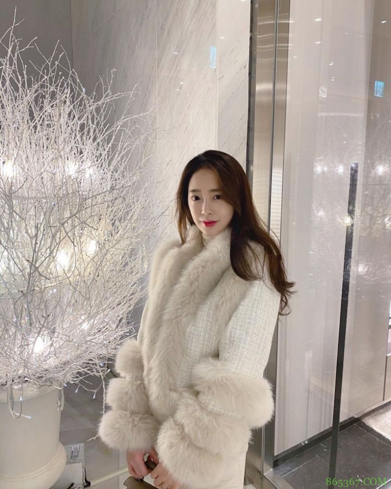 IKEA美食区正妹「养眼好显眼」，「逛街的性感背影」！