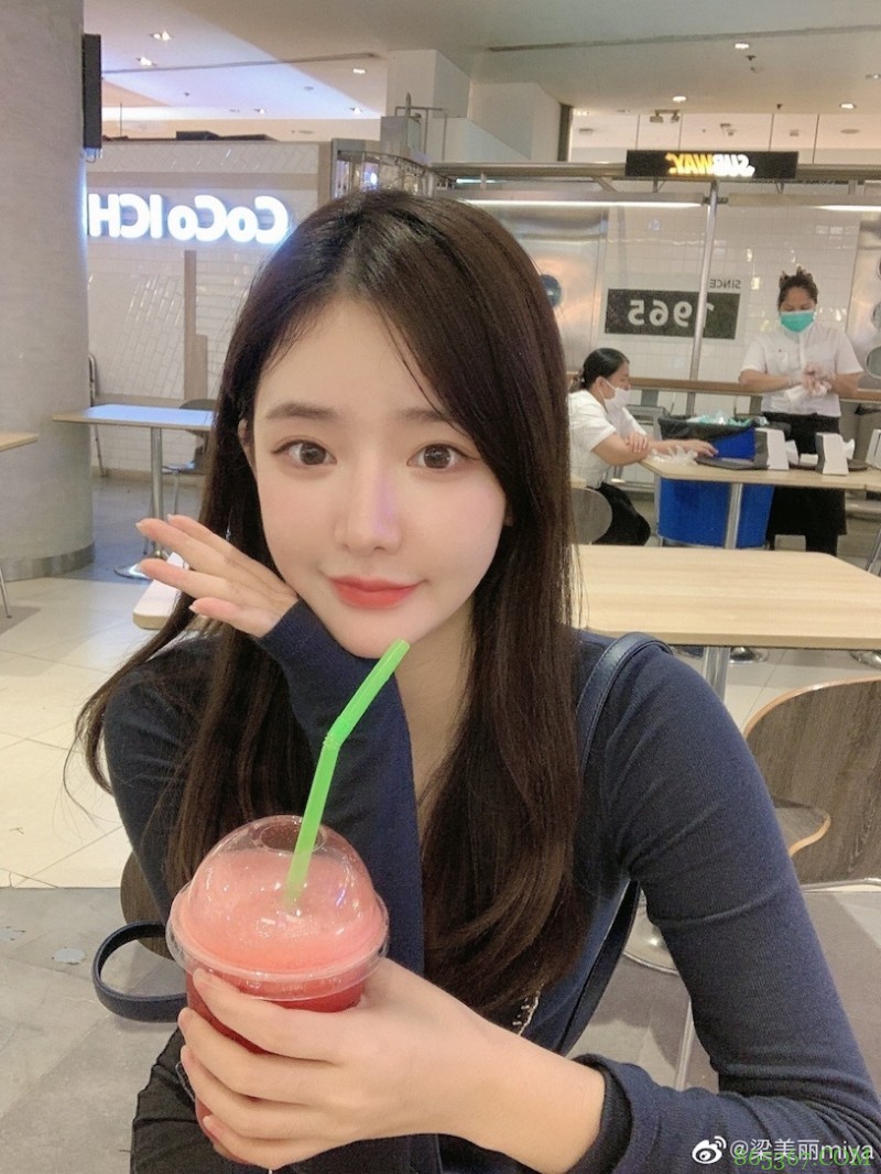 香港甜心正妹「分享露肩春装」,白嫩「暗藏实力」!