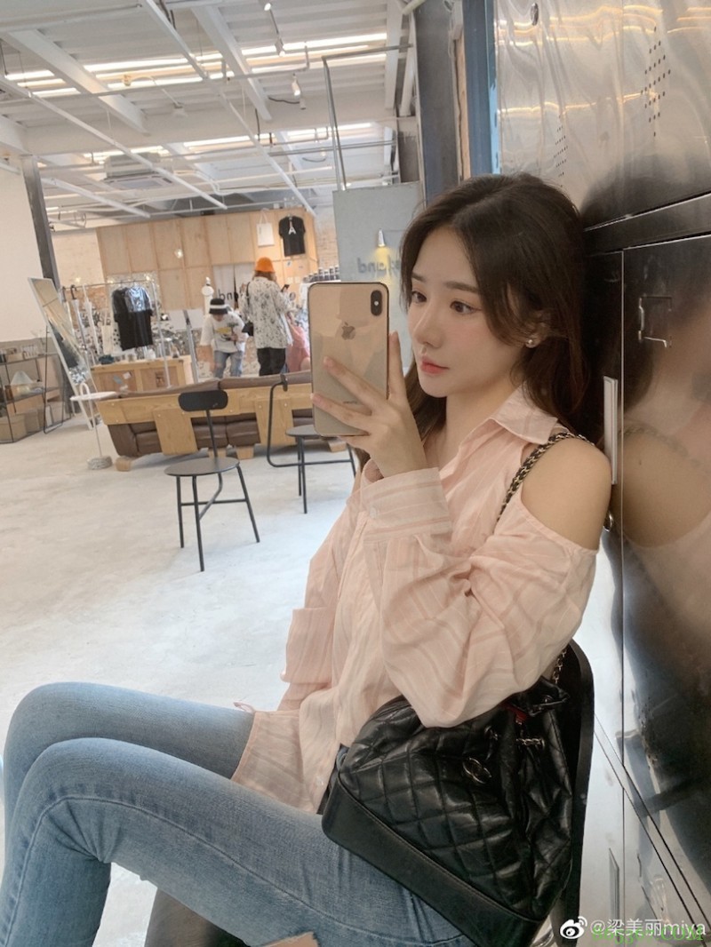 香港甜心正妹「分享露肩春装」,白嫩「暗藏实力」!