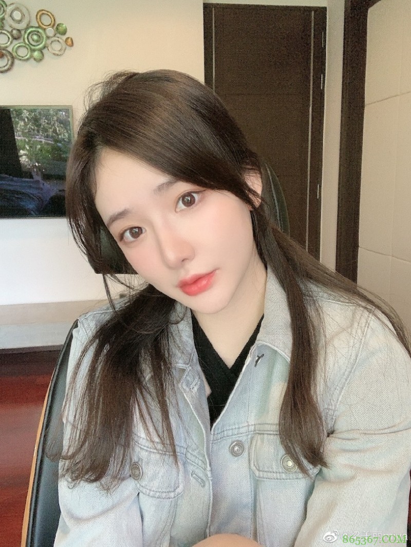 香港甜心正妹「分享露肩春装」,白嫩「暗藏实力」!