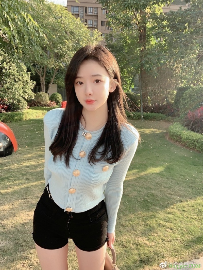 香港甜心正妹「分享露肩春装」,白嫩「暗藏实力」!