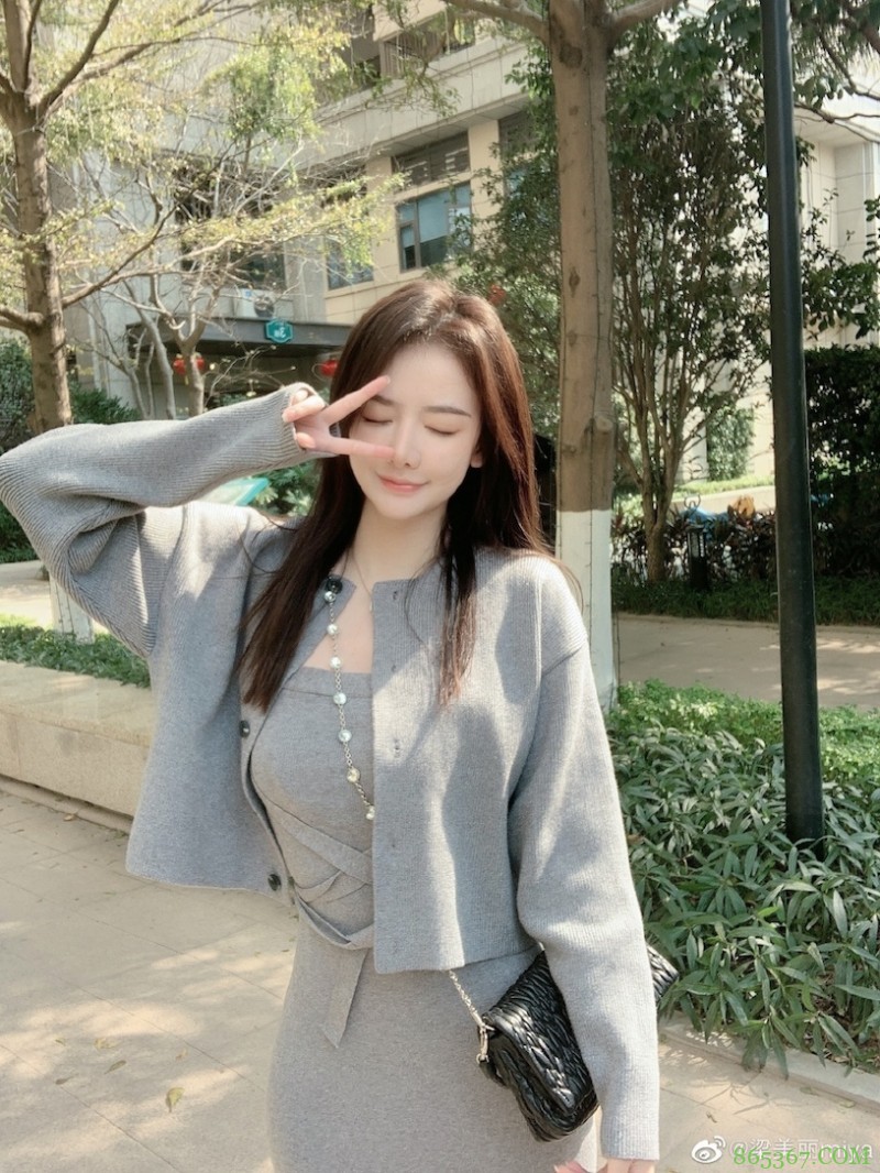 香港甜心正妹「分享露肩春装」,白嫩「暗藏实力」!