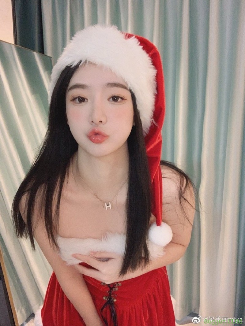 香港甜心正妹「分享露肩春装」,白嫩「暗藏实力」!