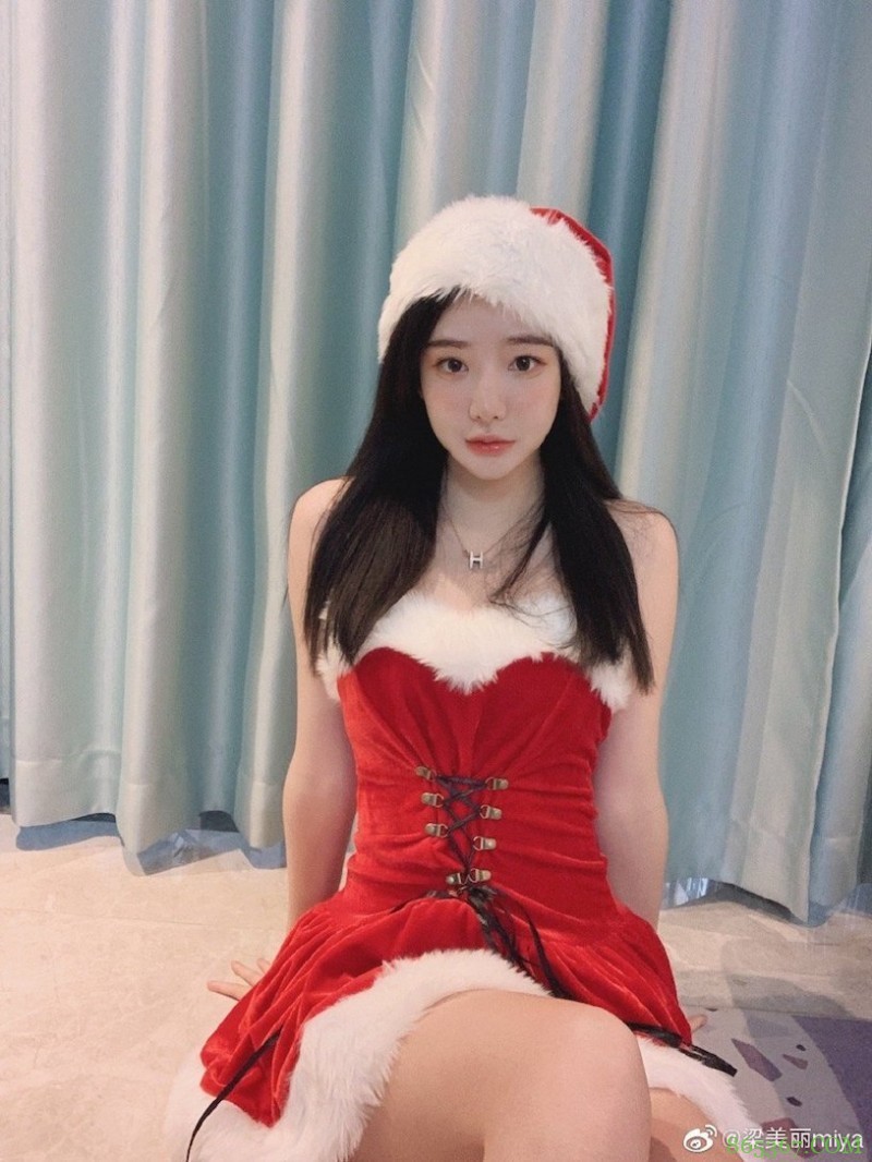 香港甜心正妹「分享露肩春装」,白嫩「暗藏实力」!