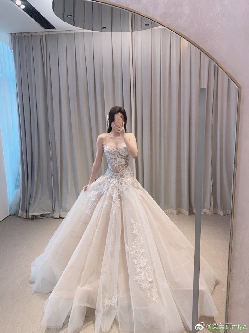 香港甜心正妹「分享露肩春装」,白嫩「暗藏实力」!