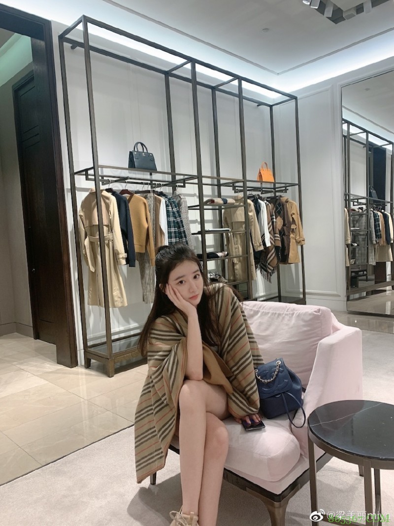 香港甜心正妹「分享露肩春装」,白嫩「暗藏实力」!