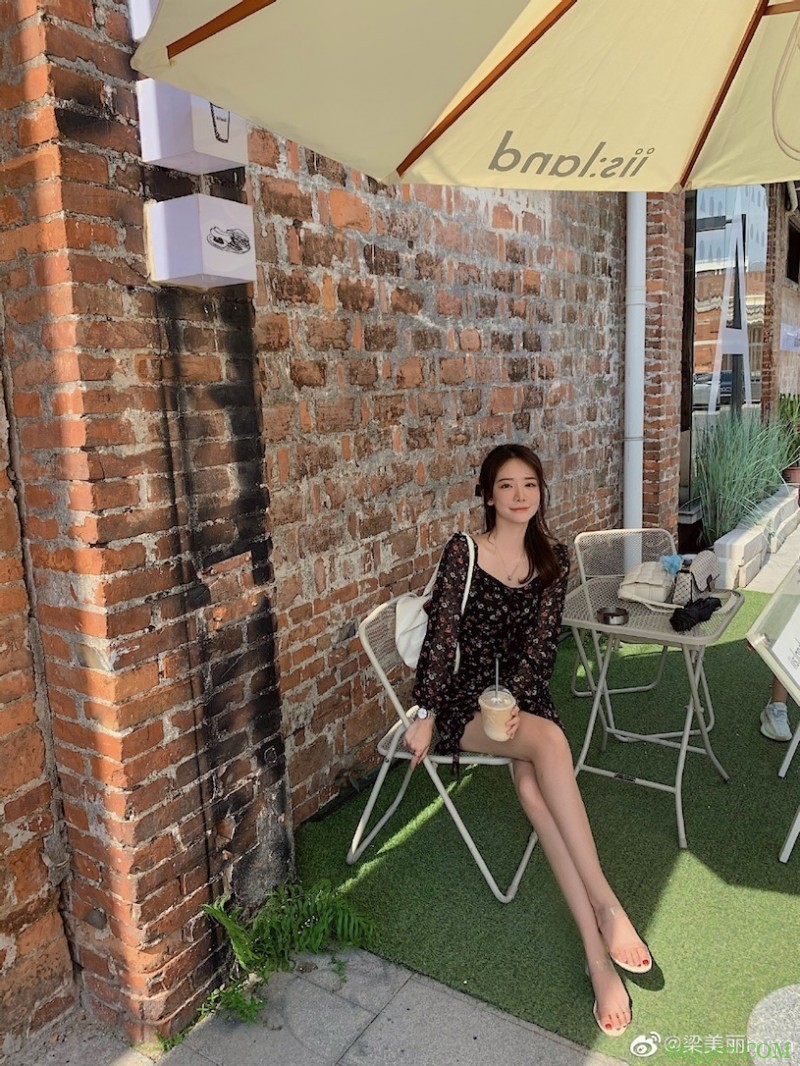 香港甜心正妹「分享露肩春装」,白嫩「暗藏实力」!