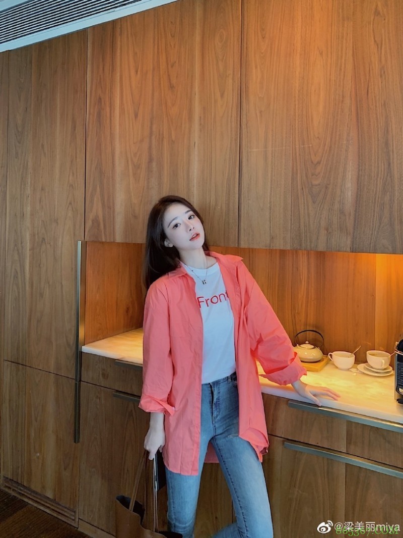 香港甜心正妹「分享露肩春装」,白嫩「暗藏实力」!