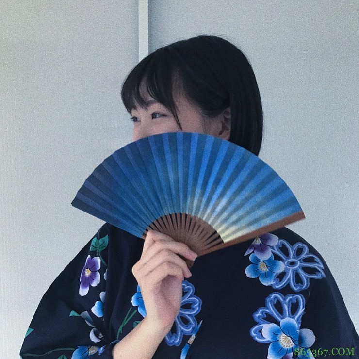 高三清纯美少女「湿身初解禁」！夺得制服选美冠军后勇拍写真，粉丝同学都暴动！