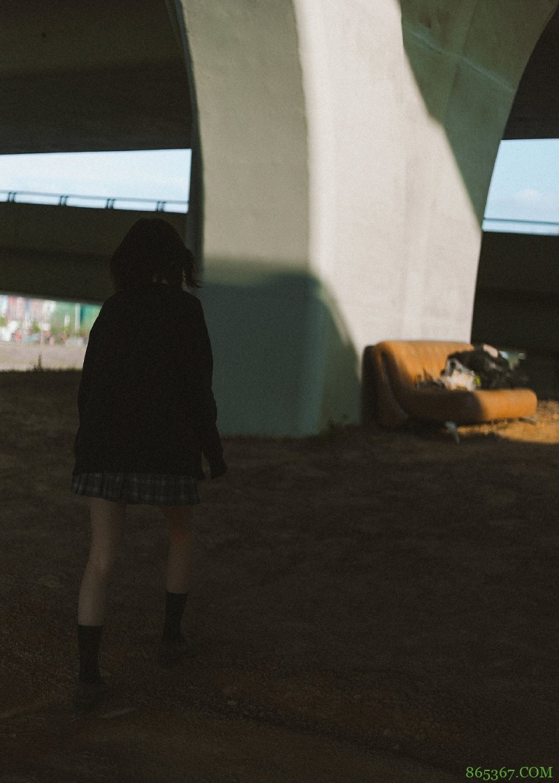 JK少女，清晨的大桥底
