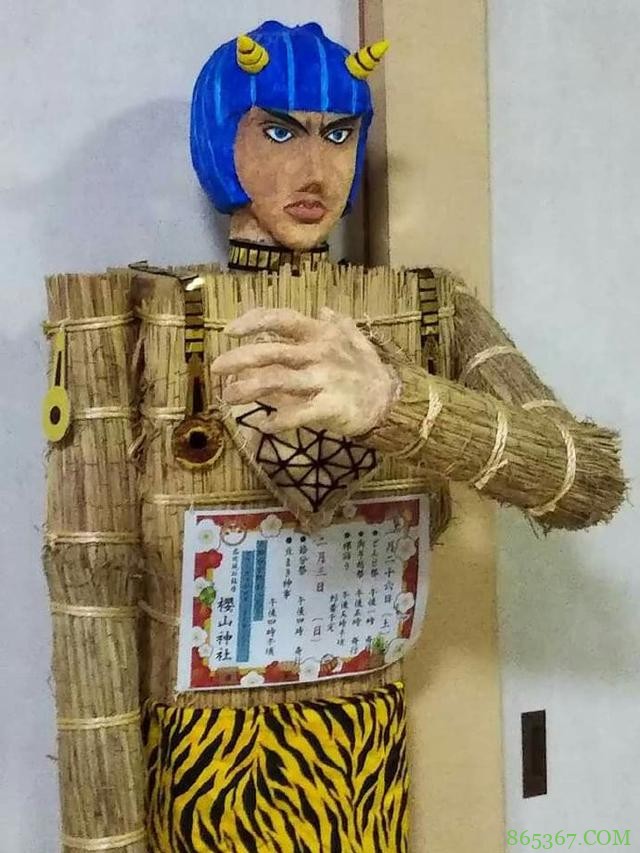 国内网友拍到庙里供着龙珠里的孙悟空，下面还有供果