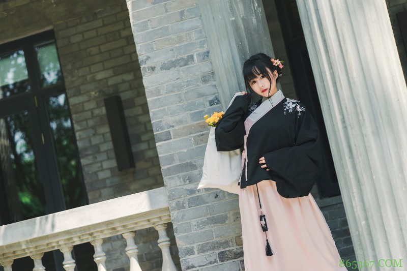 充满仙气的汉服小姐姐。