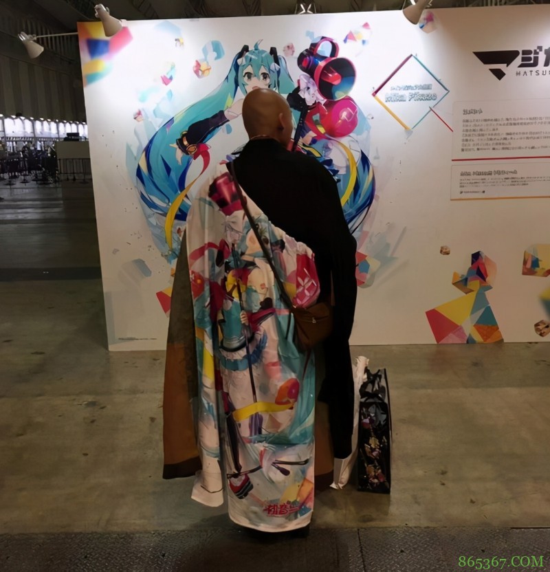 国内网友拍到庙里供着龙珠里的孙悟空，下面还有供果