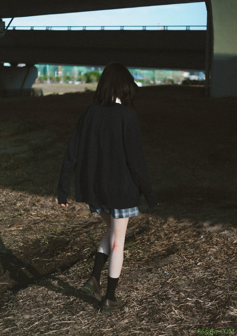 JK少女，清晨的大桥底