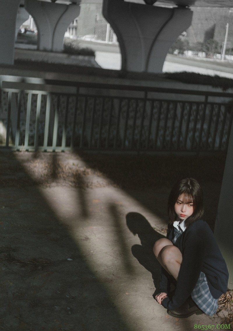 JK少女，清晨的大桥底