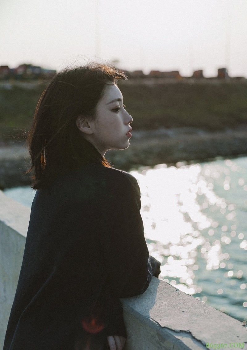 JK少女，清晨的大桥底