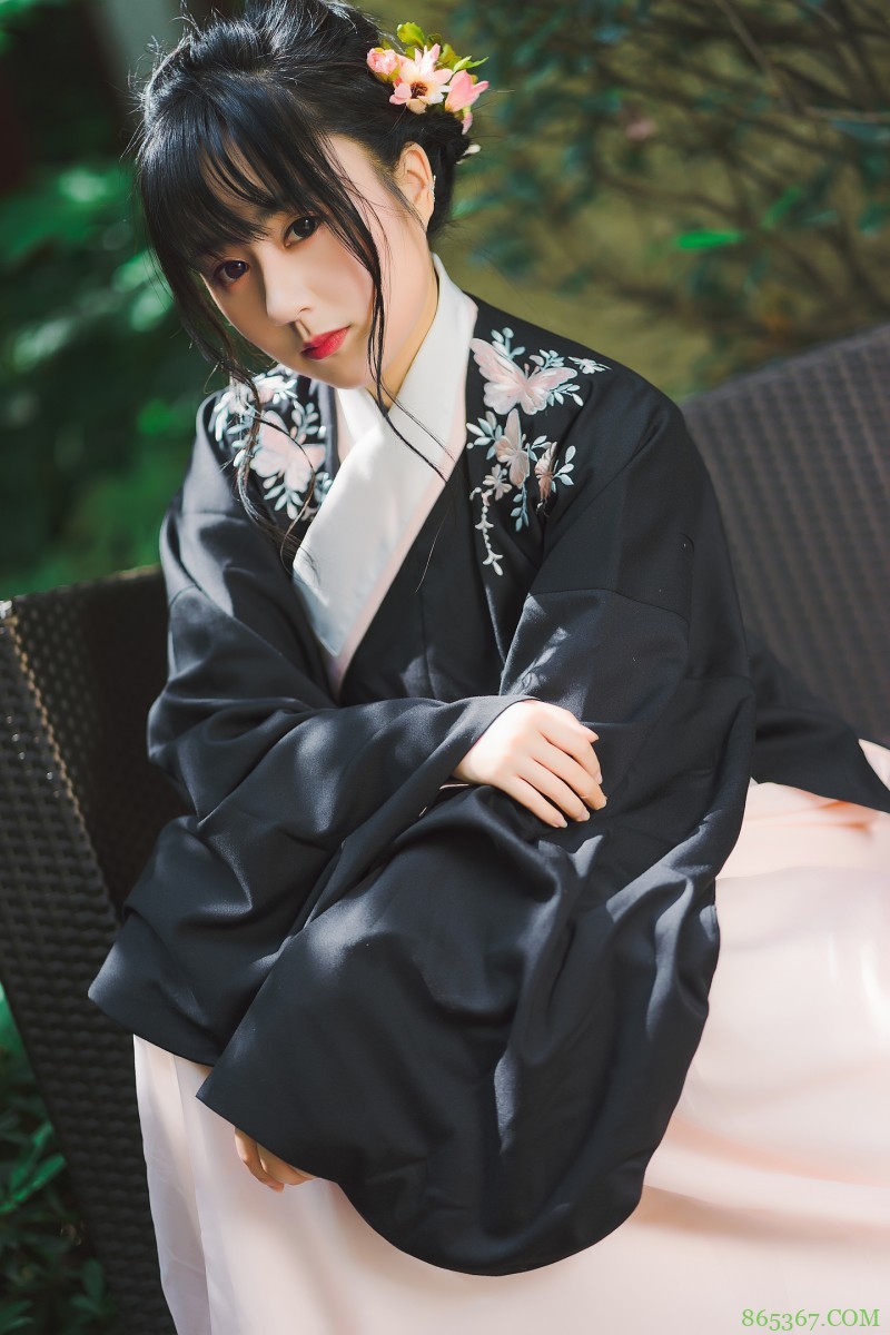 充满仙气的汉服小姐姐。