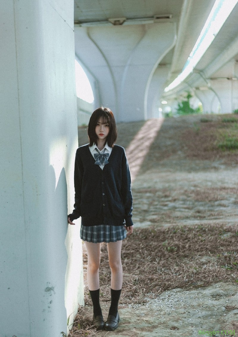 JK少女，清晨的大桥底