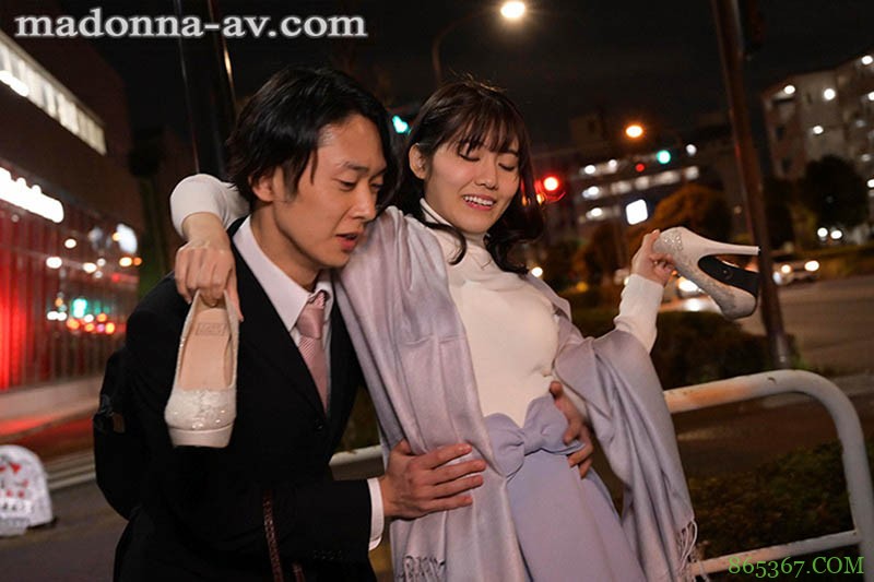 不敢趁虚而入的我!昔日女同学“神宫寺ナオ”竟成寂寞人妻,不伦性爱一触即发!