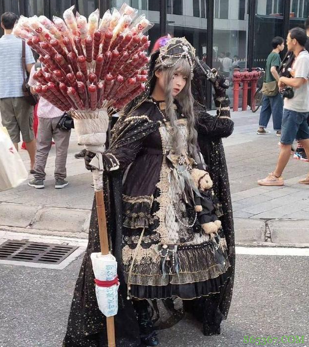 漫展“致富”小妙招:穿LO装去卖冰糖葫芦,COS动漫角色卖小吃