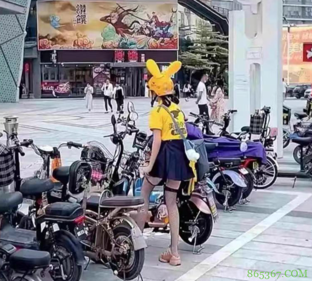 外卖小姐姐也玩换装，LO装短裙都换上了