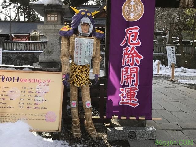 国内网友拍到庙里供着龙珠里的孙悟空，下面还有供果