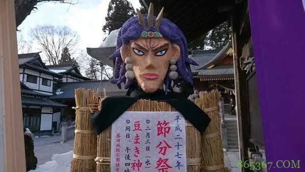 国内网友拍到庙里供着龙珠里的孙悟空，下面还有供果