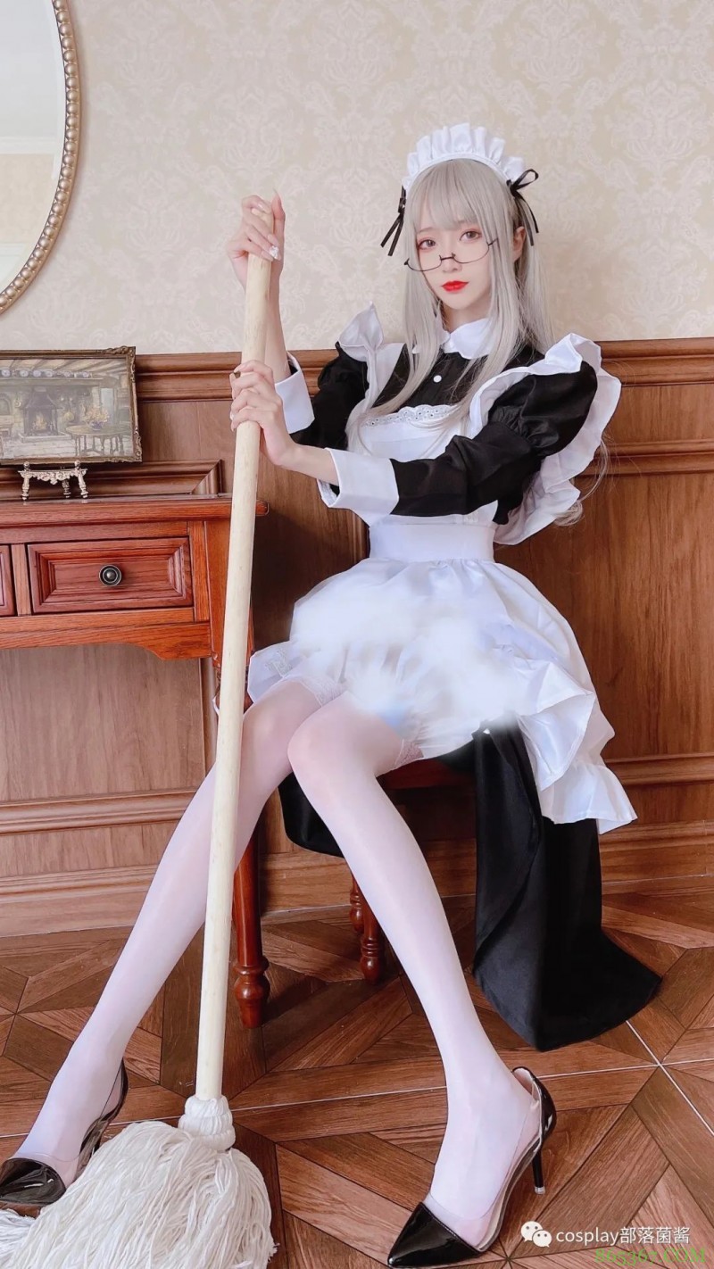 女仆:需要打扫吗?我看着你扫的那种