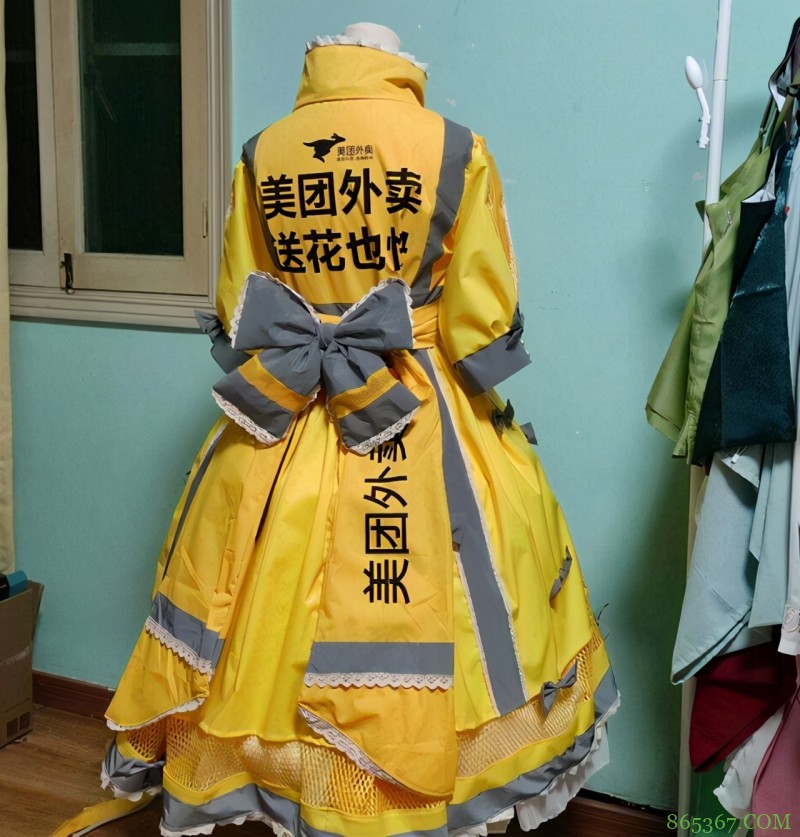 外卖小姐姐也玩换装，LO装短裙都换上了