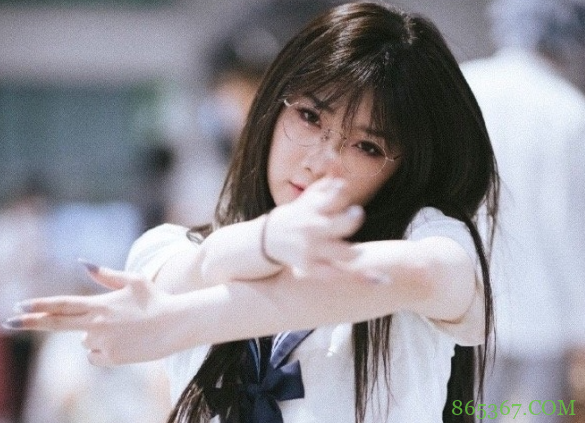 今年夏天漫展再没听说有福利姬掀衣服，看来之前的倡议起效了