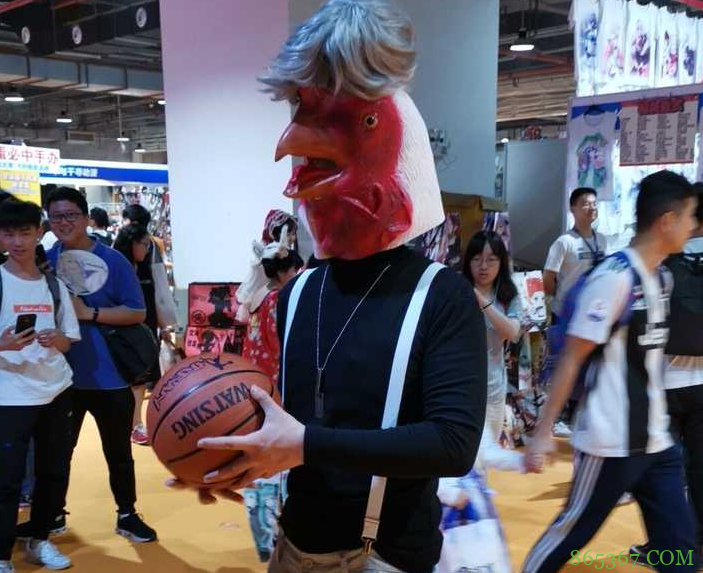 2021年的暑假，漫展又有新花样，吴京都被人出COS了