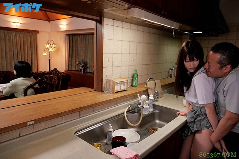 变态继父逼“枫カレン”换高中制服给他上 为了妈妈的幸福只能忍!