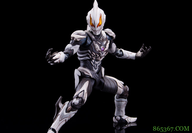 奥特曼光知道卖玩具不是好事，艾斯人间体看了都担心