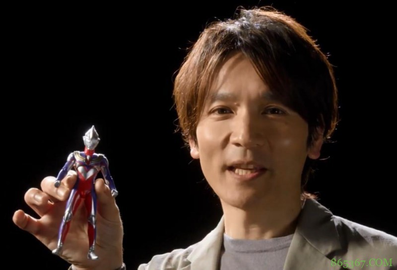 奥特曼光知道卖玩具不是好事，艾斯人间体看了都担心