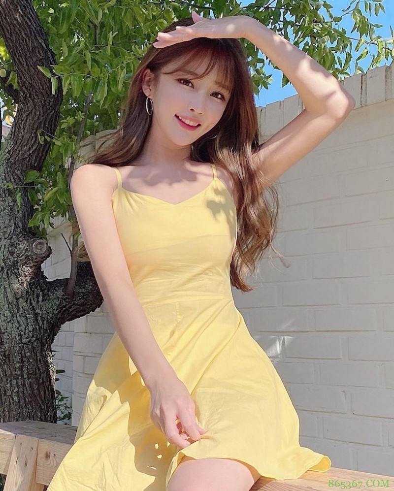 爱穿蓝色紧身衣的「火辣童颜妹」,过生日时转换「性感成熟风」!