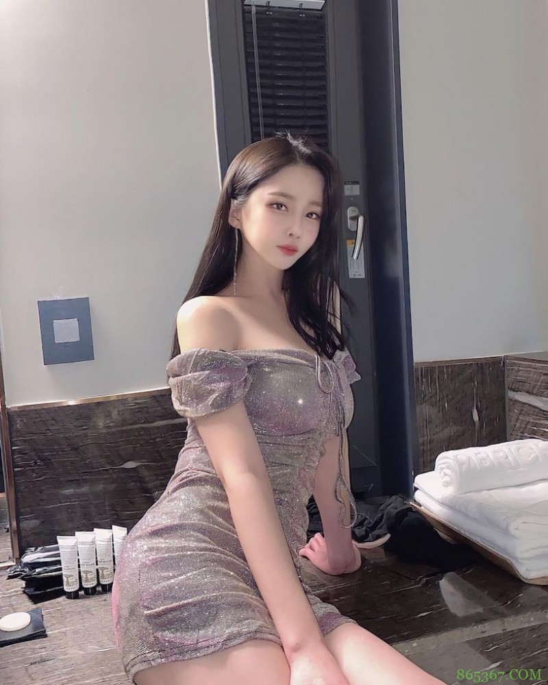 爱穿蓝色紧身衣的「火辣童颜妹」,过生日时转换「性感成熟风」!