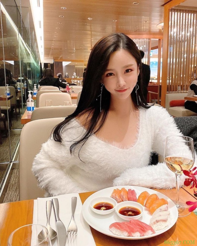 爱穿蓝色紧身衣的「火辣童颜妹」,过生日时转换「性感成熟风」!