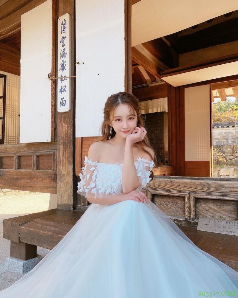 爱穿蓝色紧身衣的「火辣童颜妹」,过生日时转换「性感成熟风」!