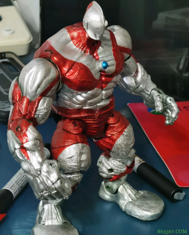 网友晒肌肉奥特曼手办，有这腱子肉打怪兽还用亮灯？